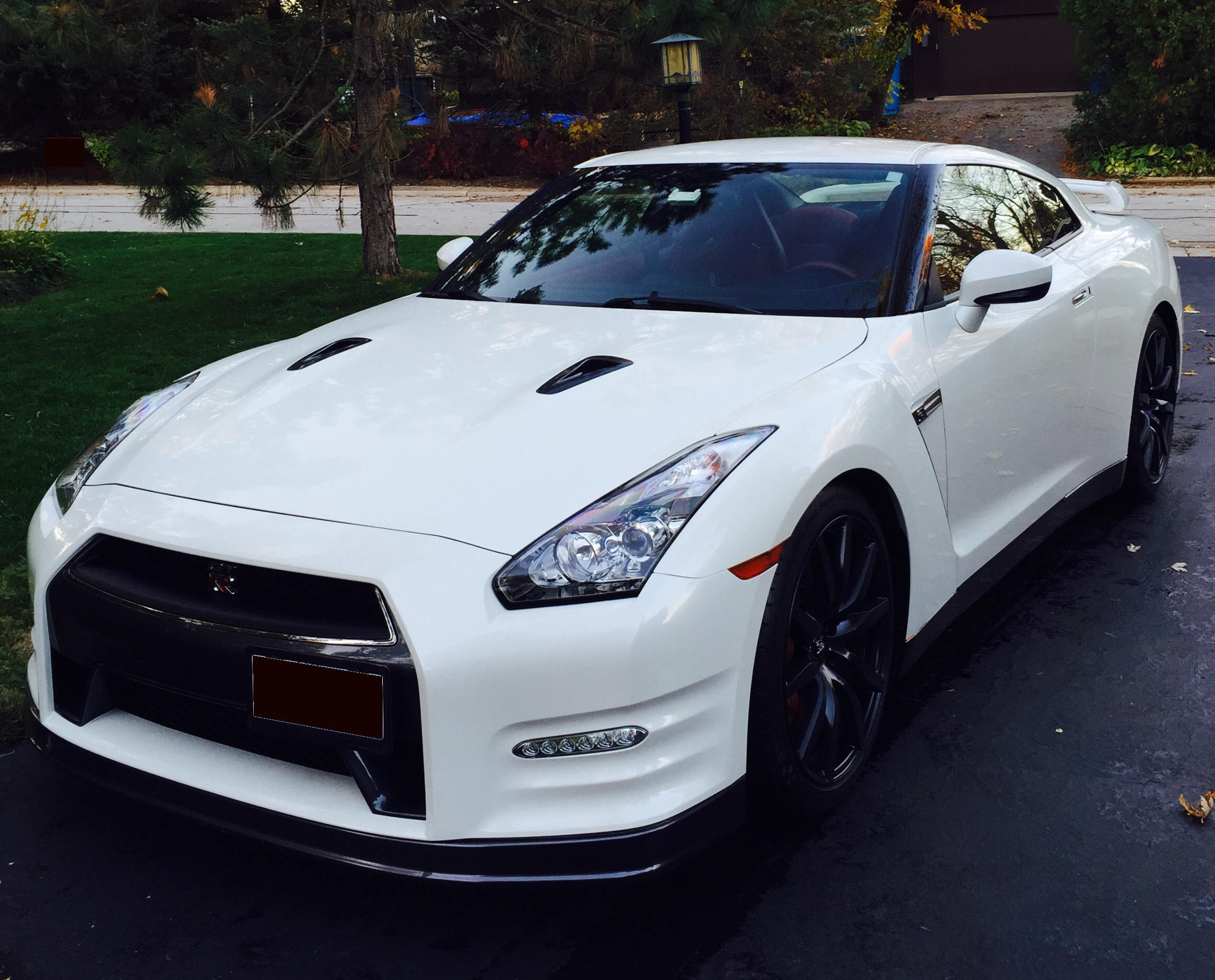GT-R front three quarters view 2